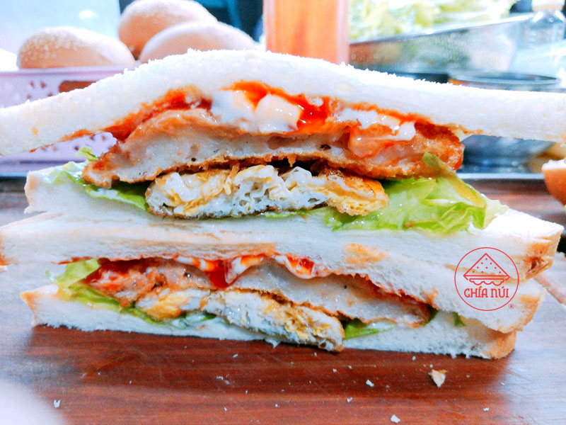 Chỉ với 50k có ngay một bánh sandwich tôm trứng đầy ú ụ!!