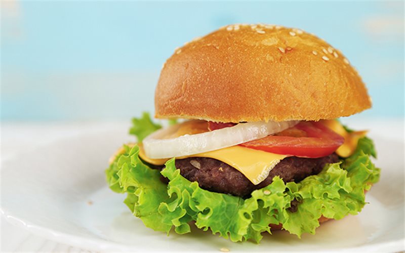 Hamburger bò phô mai chắc chắn là một lựa chọn tuyệt vời. Với độ phô mai béo ngậy và thịt bò mềm