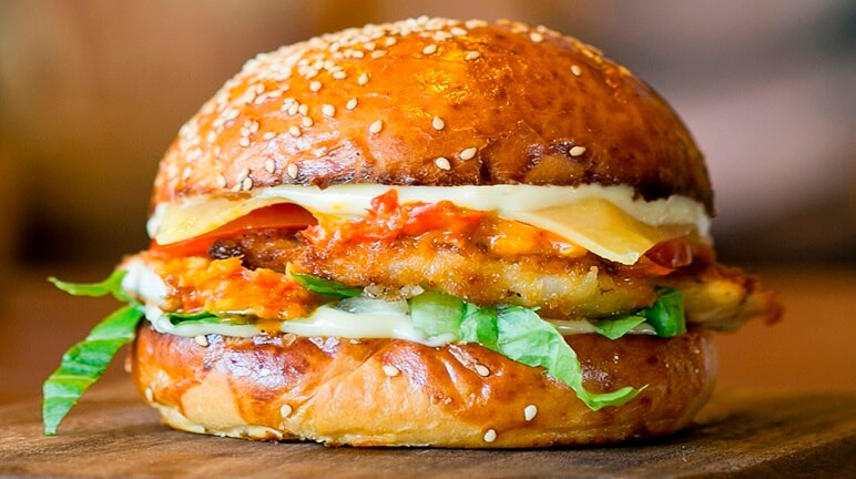 Burger gà trứng - Hấp dẫn ngay từ tên gọi