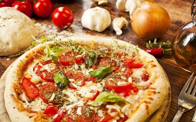 Các bước cần thiết để tạo nên một chiếc bánh pizza thơm ngon từ đế bánh sẵn có?